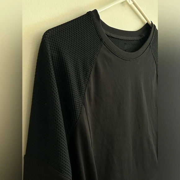 Fabletics Lana Long Sleeve Mesh Athletic Shirt Cinch Waist in Black - Picture 5 of 8